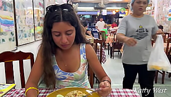 L'Adolescente Katty Profite De Son Repas Dans Un Restaurant Asiatique, Montrant Sa Chatte Mouillée